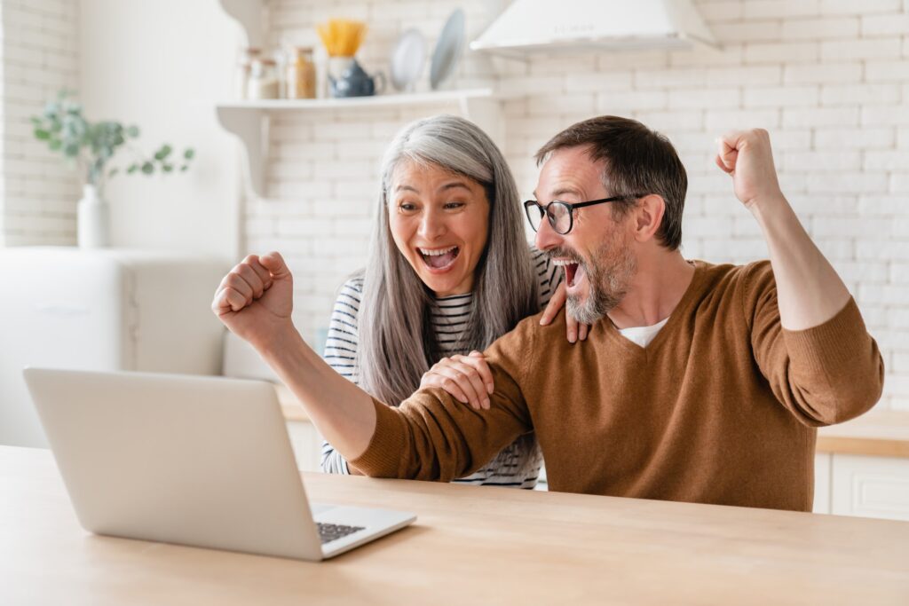 Pareja feliz, después de que le toque el sorteo de la loteria de navidad.