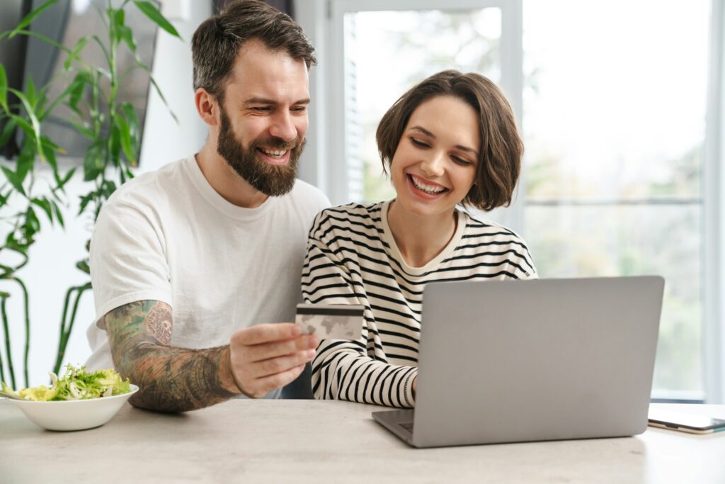 Pareja comprando lotería online.